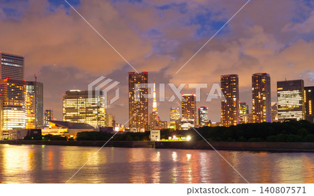 東京夜景：摩天大樓和東京鐵塔 140807571