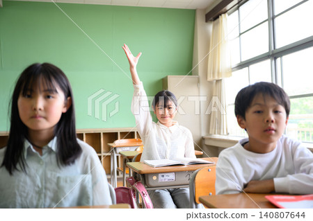 小學生積極舉手參與課堂活動(趣味課堂,互動學習) 小學生積極舉手參與課堂活動(趣味課堂,互動學習) 140807644