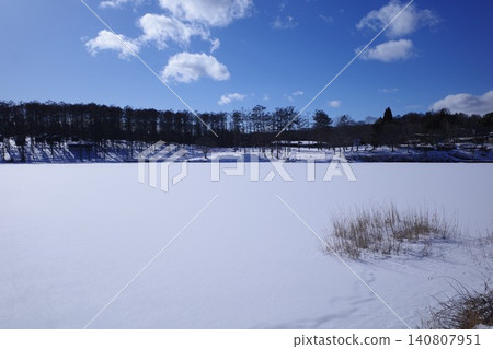 雪地上映照著藍天 雪地上映照著藍天 140807951