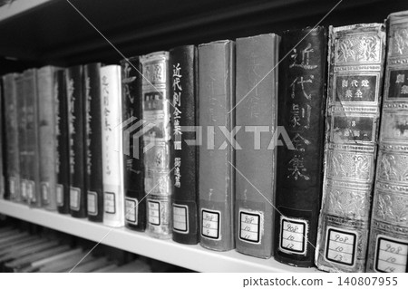 封閉書架上的舊書 封閉書架上的舊書 140807955