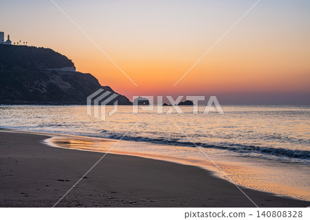 A view of the sunrise from Koijigahama Beach in Tahara City (Aichi Prefecture) A view of the sunrise from Koijigahama Beach in Tahara City (Aichi Prefecture) 140808328