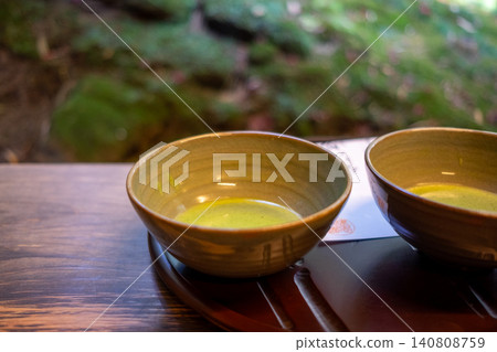 抹茶放在木桌上 抹茶放在木桌上 140808759