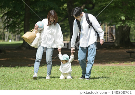 年輕的家庭在公園散步 140808761