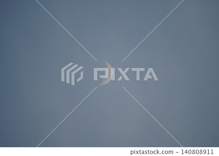 漂浮在天空中的新月 漂浮在天空中的新月 140808911