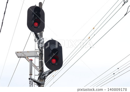 紅燈和鐵路道口附近的電線 140809178