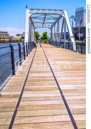 日本橫濱的城市景觀飽受鳥糞之苦……岸道木棧道的翻新工程已經完成,但威脅依然存在……小心頭頂掉落的鳥糞。 日本橫濱的城市景觀飽受鳥糞之苦……岸道木棧道的翻新工程已經完成,但威脅依然存在……小心頭頂掉落的鳥糞。 140809577
