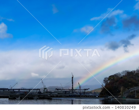 11 月的秋天,在宮城縣氣仙沼市正在興建中的氣仙沼灣大橋上出現了一道壯觀的彩虹。 11 月的秋天,在宮城縣氣仙沼市正在興建中的氣仙沼灣大橋上出現了一道壯觀的彩虹。 140810249