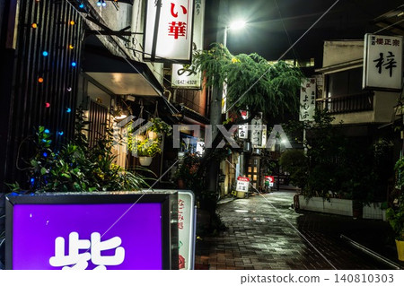 The sharp light of the streetlights and the illuminated signs of the snack bars create a night view that looks like a scene from a movie. The sharp light of the streetlights and the illuminated signs of the snack bars create a night view that looks like a scene from a movie. 140810303
