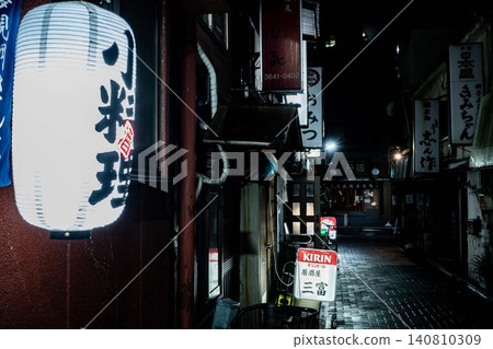 在這張充滿亞洲黑色電影風格的街景照片中,白色的燈籠和“日本清舟”之類的招牌喚起了人們的旅行慾望。 在這張充滿亞洲黑色電影風格的街景照片中,白色的燈籠和“日本清舟”之類的招牌喚起了人們的旅行慾望。 140810309