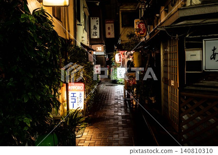 午夜的寂靜籠罩著東京市中心深處的酒吧和小吃店,街景如快照般掠過。 午夜的寂靜籠罩著東京市中心深處的酒吧和小吃店,街景如快照般掠過。 140810310