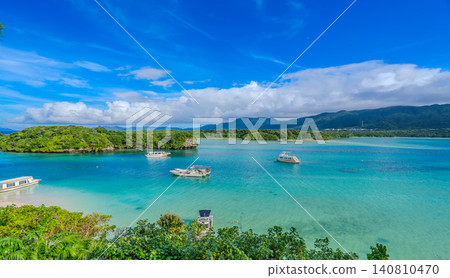The emerald green sea of Kabira Bay, Ishigaki Island, Okinawa Prefecture The emerald green sea of Kabira Bay, Ishigaki Island, Okinawa Prefecture 140810470