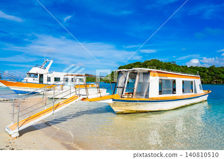 The scenery of Kabira Bay on Ishigaki Island, where tropical nature unfolds. The scenery of Kabira Bay on Ishigaki Island, where tropical nature unfolds. 140810510