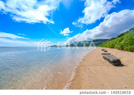 Beach scenery at Manta Beach on Yubu Island, Iriomote Island, Okinawa Prefecture Beach scenery at Manta Beach on Yubu Island, Iriomote Island, Okinawa Prefecture 140810658
