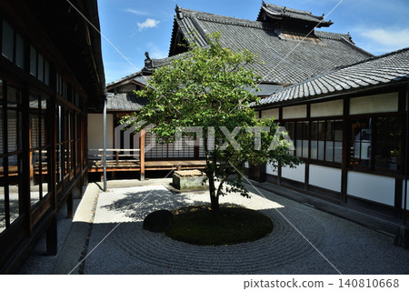 Kennin-ji Temple on a clear day: 〇△□ Garden (Higashiyama Ward, Kyoto City) 140810668