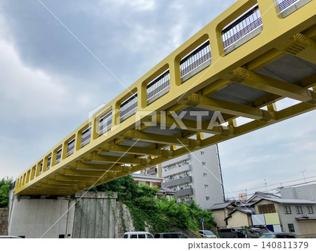 一座充滿活力的黃色橋樑：維倫迪爾人行橋 140811379