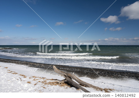 冬日白天,野付半島的海面波濤洶湧,漂浮著木頭,遠眺著國後島。 冬日白天,野付半島的海面波濤洶湧,漂浮著木頭,遠眺著國後島。 140812492