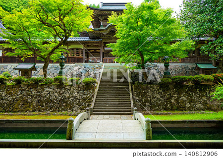 從永平寺正門望向中雀門和佛殿。 從永平寺正門望向中雀門和佛殿。 140812906