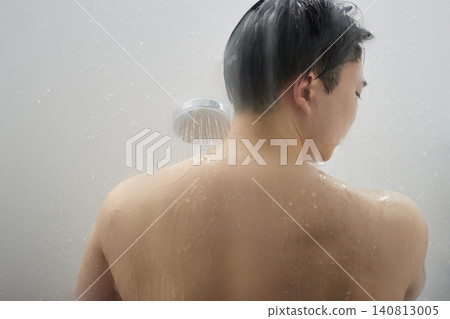 二十多歲的男人在洗澡 二十多歲的男人在洗澡 140813005
