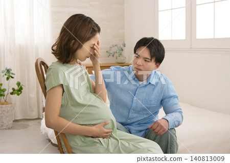 爭吵的年輕夫婦,還有一名孕婦 爭吵的年輕夫婦,還有一名孕婦 140813009