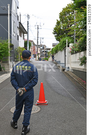 The backs of those who protect the safety of the city: A daily scene of Tokyo Fire Department members standing on the slopes of Yanaka, Nezu, and Sendagi. The backs of those who protect the safety of the city: A daily scene of Tokyo Fire Department members standing on the slopes of Yanaka, Nezu, and Sendagi. 140813559