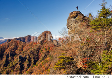 從帝都之魂眺望山脈,登山者站在岩石嶙峋的山峰上,秋天的樹葉在山間搖曳。 從帝都之魂眺望山脈,登山者站在岩石嶙峋的山峰上,秋天的樹葉在山間搖曳。 140813597
