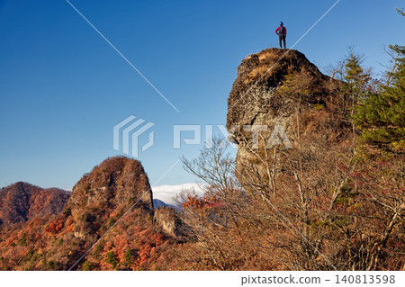 從帝都之魂眺望山脈,登山者站在岩石嶙峋的山峰上,秋天的樹葉在山間搖曳。 從帝都之魂眺望山脈,登山者站在岩石嶙峋的山峰上,秋天的樹葉在山間搖曳。 140813598