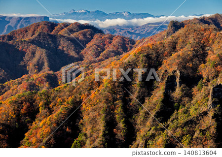 從裡妙義和蝶之魂遠眺山間秋葉和八嶽山脈。 從裡妙義和蝶之魂遠眺山間秋葉和八嶽山脈。 140813604