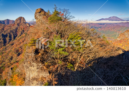 從裡妙義/大天之天眺望,秋葉、嶙峋山峰和淺間山盡收眼底。 從裡妙義/大天之天眺望,秋葉、嶙峋山峰和淺間山盡收眼底。 140813610