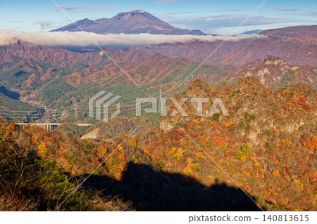 從裡妙義/長頭山眺望秋葉和淺間山。 從裡妙義/長頭山眺望秋葉和淺間山。 140813615