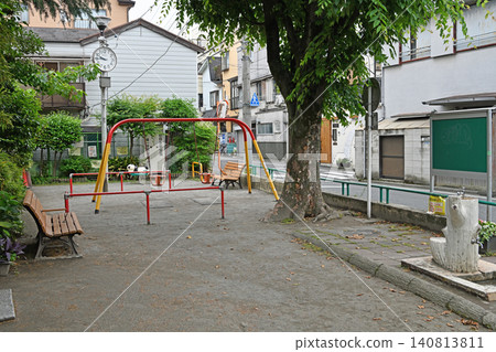 A small playground on a street corner: The tranquil scenery of Hatsune Children's Park blends seamlessly into the daily life of Yanaka, Nezu, and Sendagi. A small playground on a street corner: The tranquil scenery of Hatsune Children's Park blends seamlessly into the daily life of Yanaka, Nezu, and Sendagi. 140813811