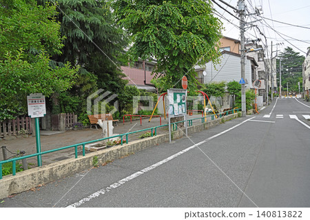 與城市景觀融為一體的公園:初音兒童公園的全景,坐落在谷中、根津和千駄木的一條安靜道路旁。 與城市景觀融為一體的公園:初音兒童公園的全景,坐落在谷中、根津和千駄木的一條安靜道路旁。 140813822