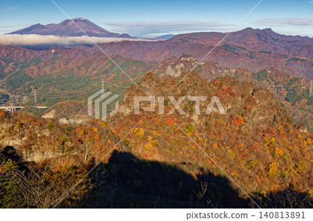 從浦妙木眺望，秋日山巒、淺間岳和羽曲岳的景色盡收眼底。 140813891