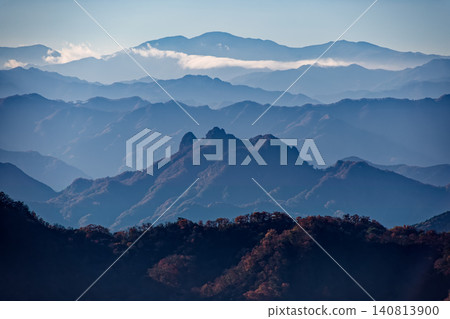 從裡妙義眺望籠罩在晨霧中的西條州山脈、鹿岳和奧秩父山脈。 從裡妙義眺望籠罩在晨霧中的西條州山脈、鹿岳和奧秩父山脈。 140813900