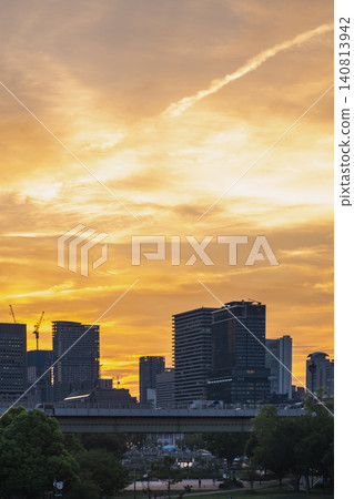 夕陽映照下摩天大樓的輪廓,建築起重機林立。 夕陽映照下摩天大樓的輪廓,建築起重機林立。 140813942