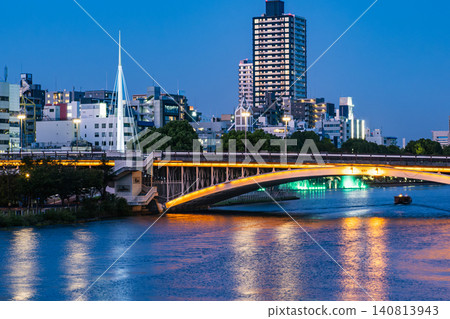 燈光璀璨的橋樑和河面上的城市燈光 燈光璀璨的橋樑和河面上的城市燈光 140813943