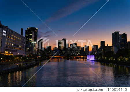 從大阪天滿橋眺望天神橋的夜景,暮色籠罩著大地。 從大阪天滿橋眺望天神橋的夜景,暮色籠罩著大地。 140814540
