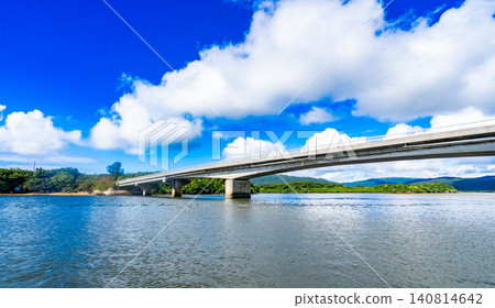 從沖繩縣西表島眺望橫跨仲間川的仲間橋和蔚藍的天空。 140814642