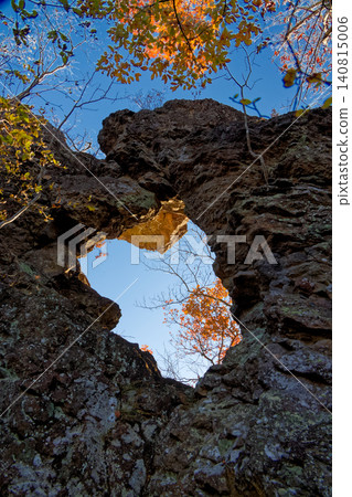 The rock gate on the cliff face of Ura-Myogi amidst the autumn foliage 140815006