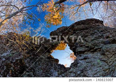The rock gate on the cliff face of Ura-Myogi amidst the autumn foliage 140815007