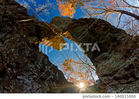 The rock gate on the cliff face of Ura-Myogi amidst the autumn foliage 140815008