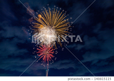 夏日夜空綻放的大型煙花 夏日夜空綻放的大型煙花 140815115