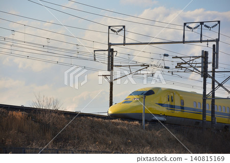 923系列黃色博士跑車在夜空下疾馳 923系列黃色博士跑車在夜空下疾馳 140815169