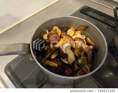 Pre-processing: Boil the harvested wild mushrooms in a pot to prepare them for freezing. Pre-processing: Boil the harvested wild mushrooms in a pot to prepare them for freezing. 140815285