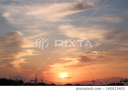 The morning sun rises powerfully, and a beautiful golden gradient spreads across the morning sky. The morning sun rises powerfully, and a beautiful golden gradient spreads across the morning sky. 140815403