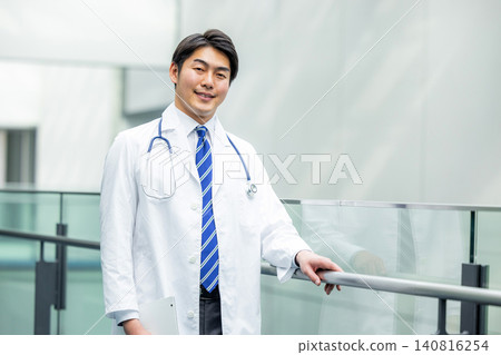穿著白色衣服的一個年輕人 穿著白色衣服的一個年輕人 140816254