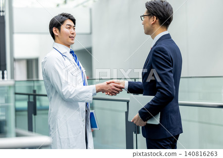 醫生和商人握手 140816263