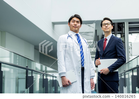 身穿白大褂的醫生和商人在醫院開會 140816265