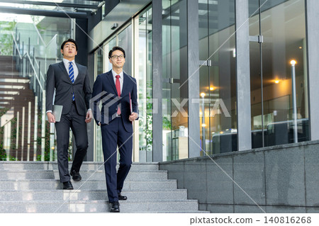 與便攜式計算機的一個商人 140816268