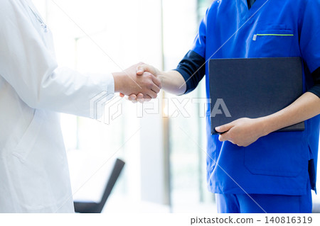 Medical image of a doctor and a businessman in a white coat shaking hands at a hospital Medical image of a doctor and a businessman in a white coat shaking hands at a hospital 140816319