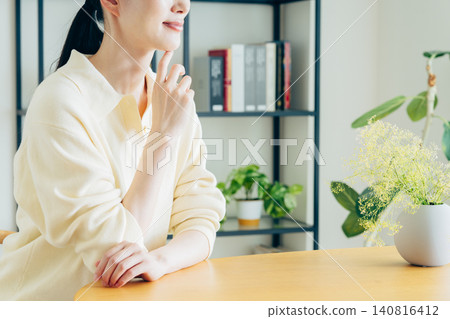一個年輕的女人在家中休息 一個年輕的女人在家中休息 140816412